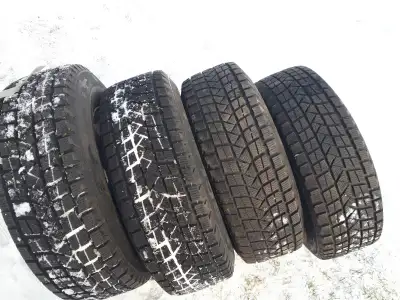 Pneu d'hiver 235/70R16 sur mag de Ford Escape en très bonne condition, environ 4000 km d'usure, bolt...