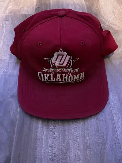 Check out this vintage Starter Oklahoma Sooners snapback hat, perfect for any fan of the Sooners or...