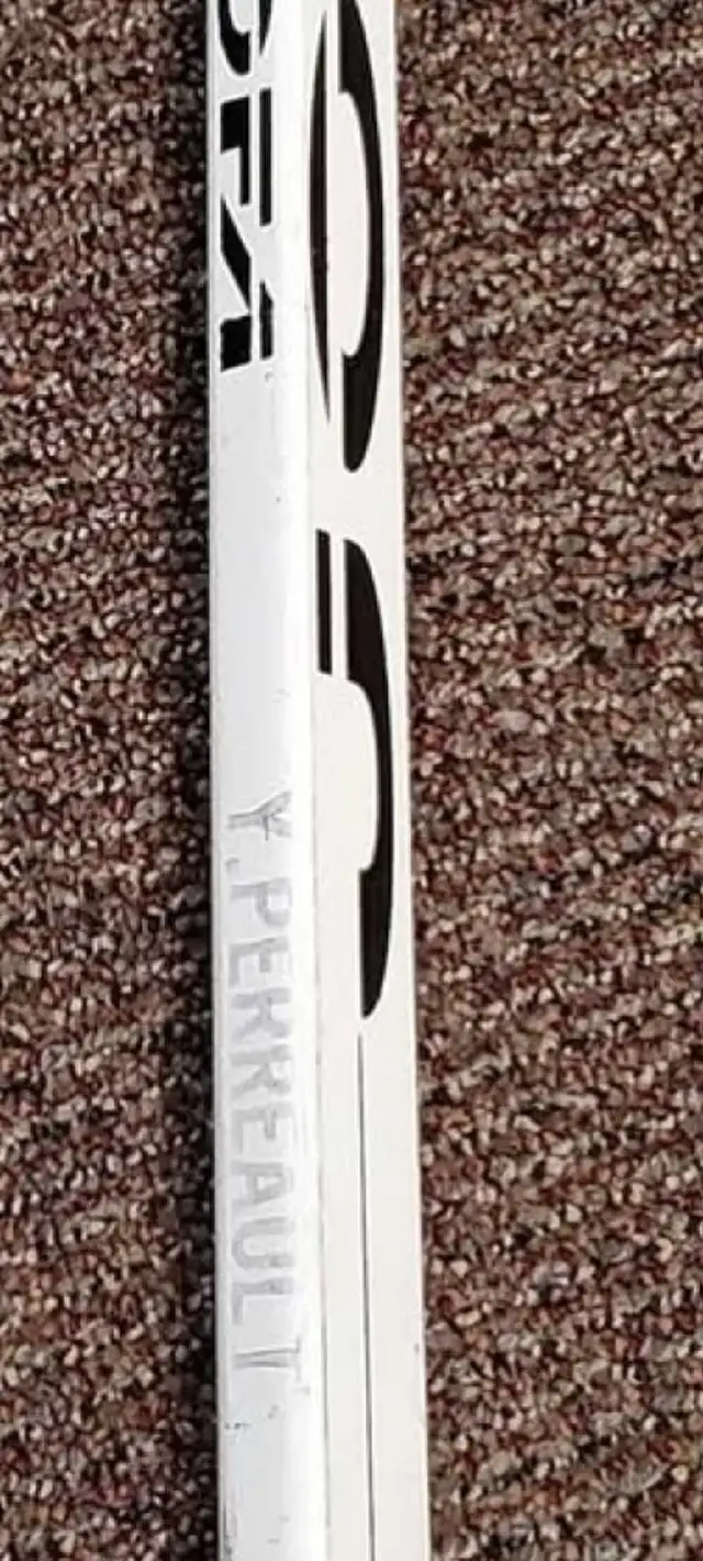 Game Used Yanic Perreault (Toronto Maple Leafs) hockey stick in Arts & Collectibles in City of Toronto - Image 4