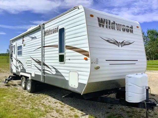 Beautiful 2011 Forest River Wildwood 26RLSS FOR SALE.