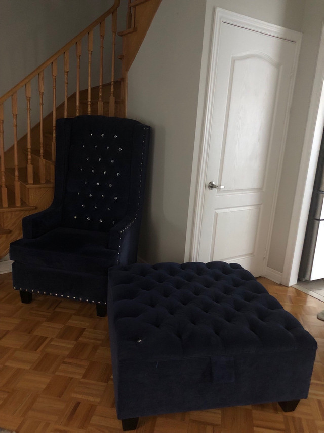Queen Chair and Ottoman  Matching Colours  in Chairs & Recliners in Mississauga / Peel Region - Image 2