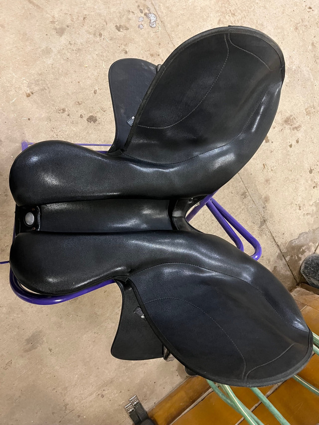 17.5” Wintec Pro Saddle in Equestrian & Livestock Accessories in Brantford - Image 4