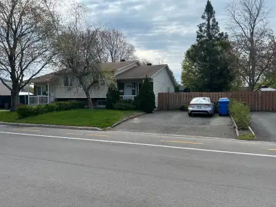 Semi detached split level house on 3 floors, 3 minutes from mirabel outlets. 4 car parking comfortab...