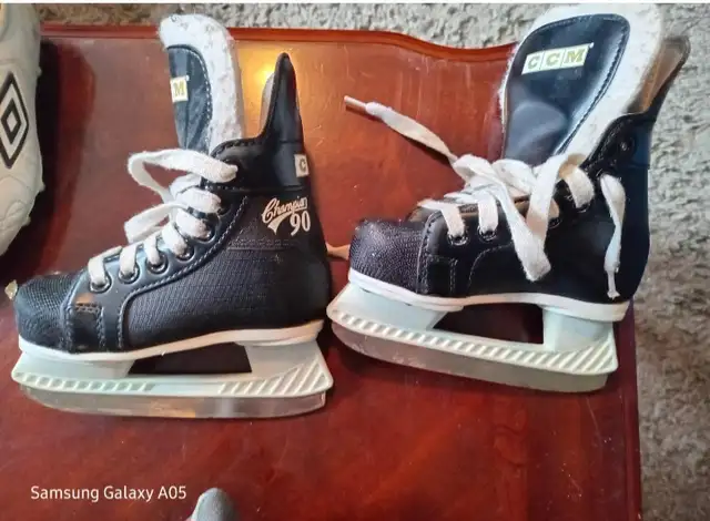 Kids hockey skates size 4 CCM champion 90 fits ages 2-4 in Skates & Blades in Oshawa / Durham Region - Image 2