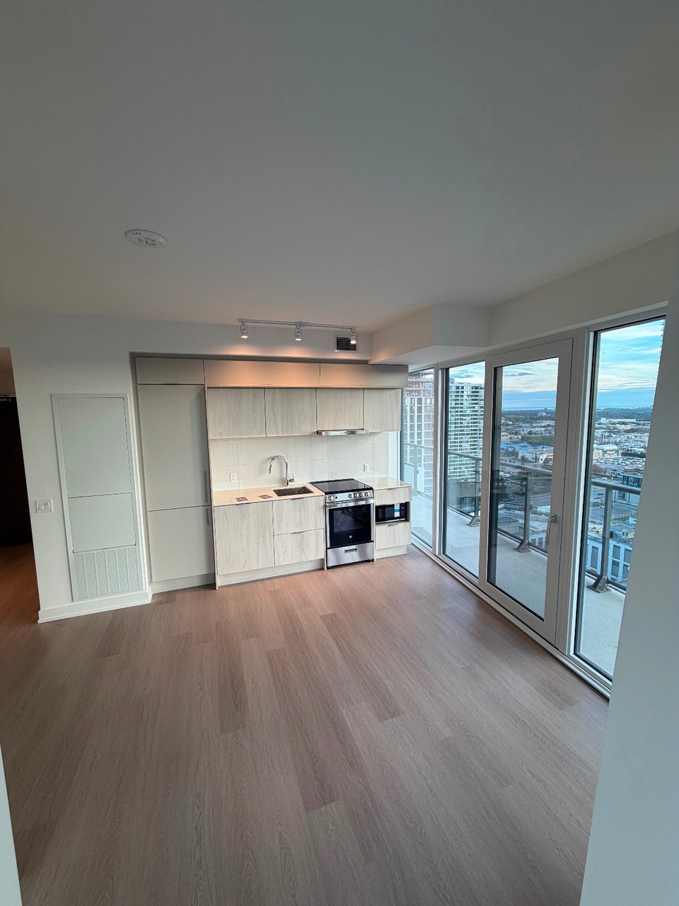 M CITY 3 Brand New Never Lived in 3 Bedroom Corner Unit. Oct 1st 3