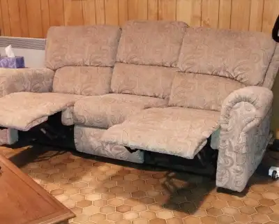 (ENSEMBLE) Divan et fauteuil inclinable., View more