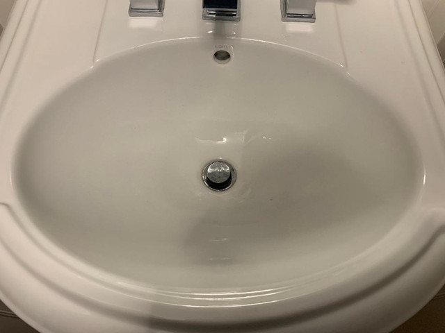 Kohler Devonshire pedestal sink (top and bottom) - 2 pieces in Plumbing, Sinks, Toilets & Showers in Mississauga / Peel Region - Image 4