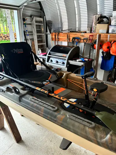Kayak de pêche de marque Pélican catch 130 hydryve ll, de 12 ‘’ 6’ camouflage pour une personne. Il...
