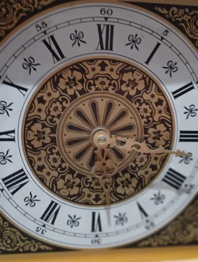 Wooden mantel/wall clock in Home Décor & Accents in Ottawa - Image 3