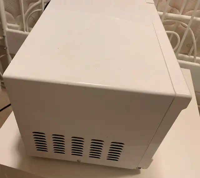 (12-04) RCA RMW733-WHITE MICROWAVE in Microwaves & Cookers in City of Toronto - Image 4