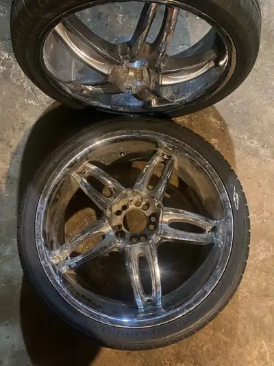 These used 22-inch chrome wheels are perfect for upgrading your vehicle's aesthetic with a bold, hig...