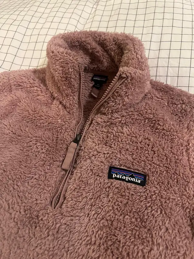 Patagonia Pink Women’s 1/4 Zip Fleece (Size XS) in Women's - Tops & Outerwear in Calgary - Image 4