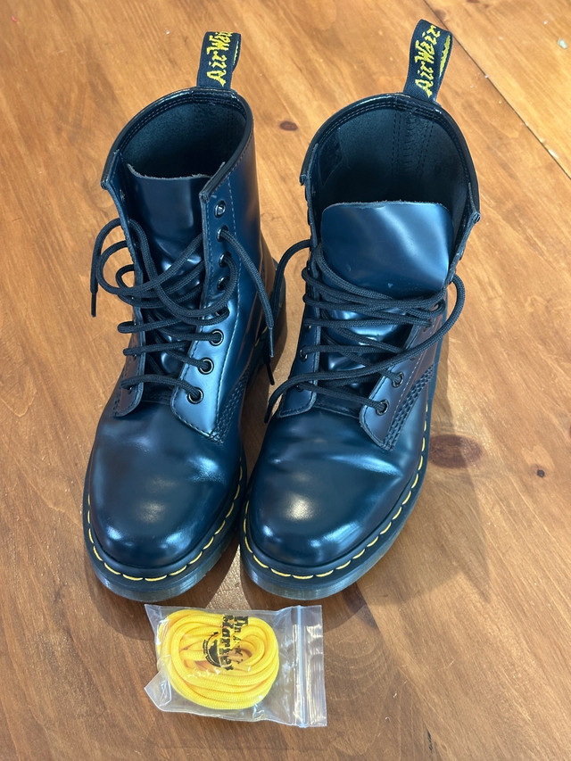 DR. MARTENS - Navy 1460 Smooth Leather Boots - Size 37 - 6 US dans Femmes - Chaussures  à Longueuil/Rive Sud - Image 2
