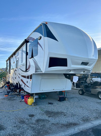 DUTCHMAN VOLTAGE TOY HAULER FIFTH WHEEL WITH LOTS OF EXTRAS 