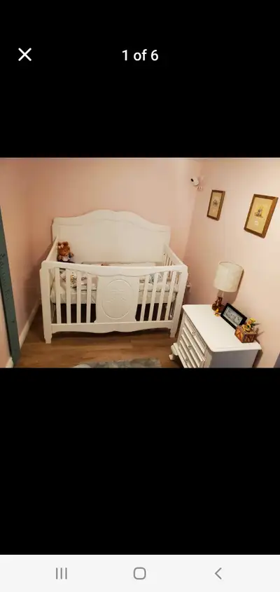 Princess Convertable Crib with infrant/toddler matress, no stains/smoke free home. Has all hardware...