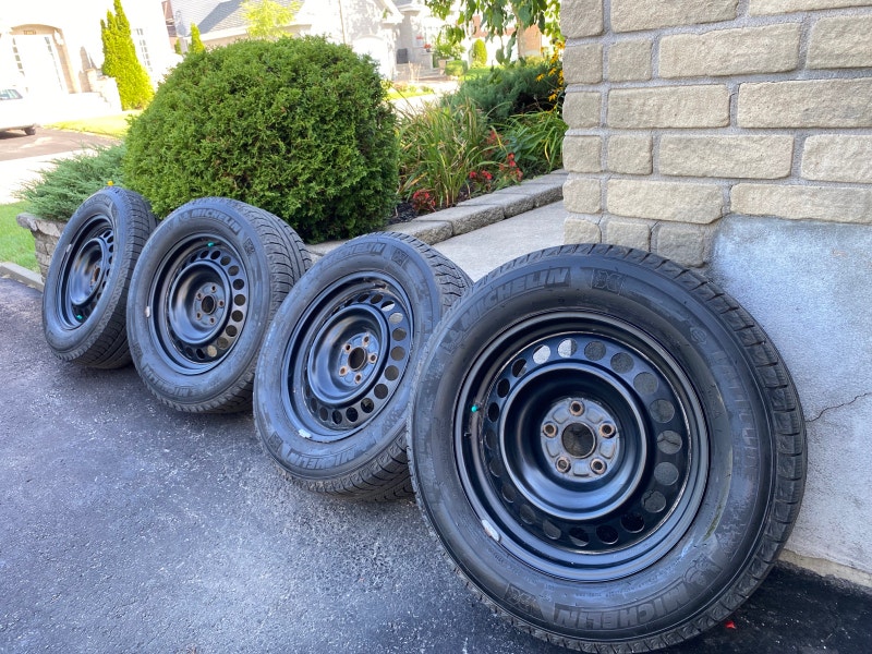 Michelin Latitude XIce 225/65R17 parfait pourTotota RAV4 Pneus et