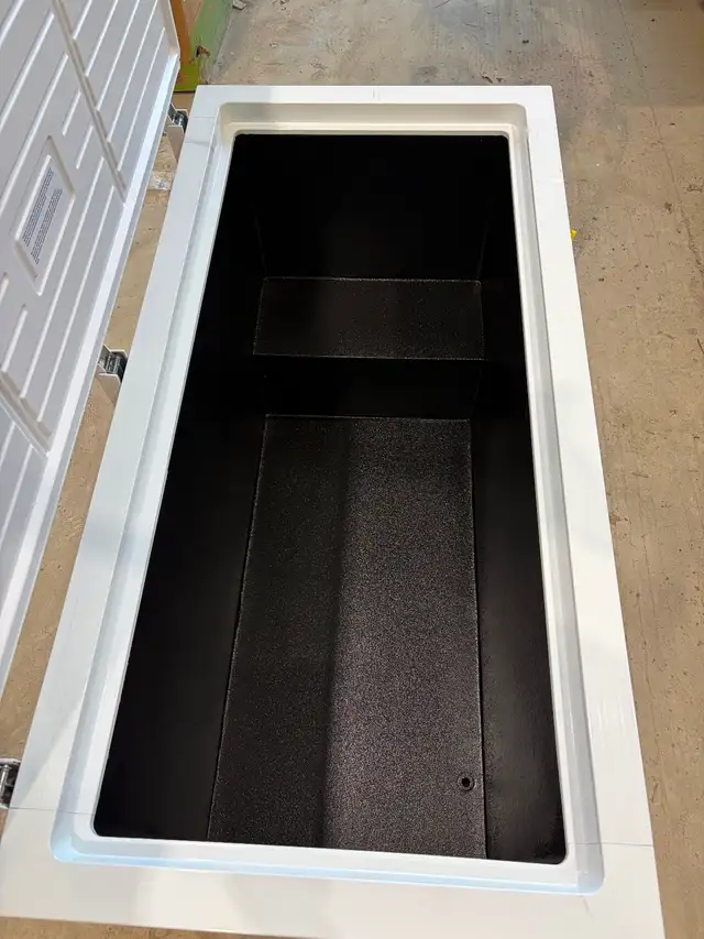 Chest Freezer with Line-X Coated Interior in Other in Gatineau - Image 4