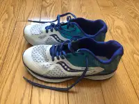 Saucogny size 3.5 child running shoes