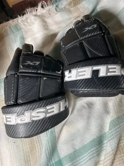 Hespeler 12’ hockey gloves, View more
