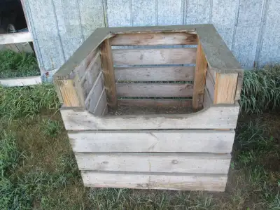wooden hay feeder, View more