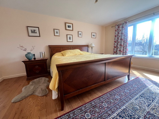 Lit king et deux tables de nuit. dans Lits et matelas  à Sherbrooke