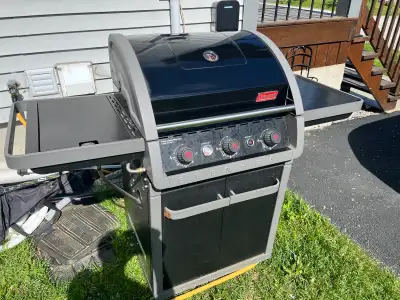 Ce barbecue Coleman EvenHeat est un modèle usagé. Housse de protection incluse.