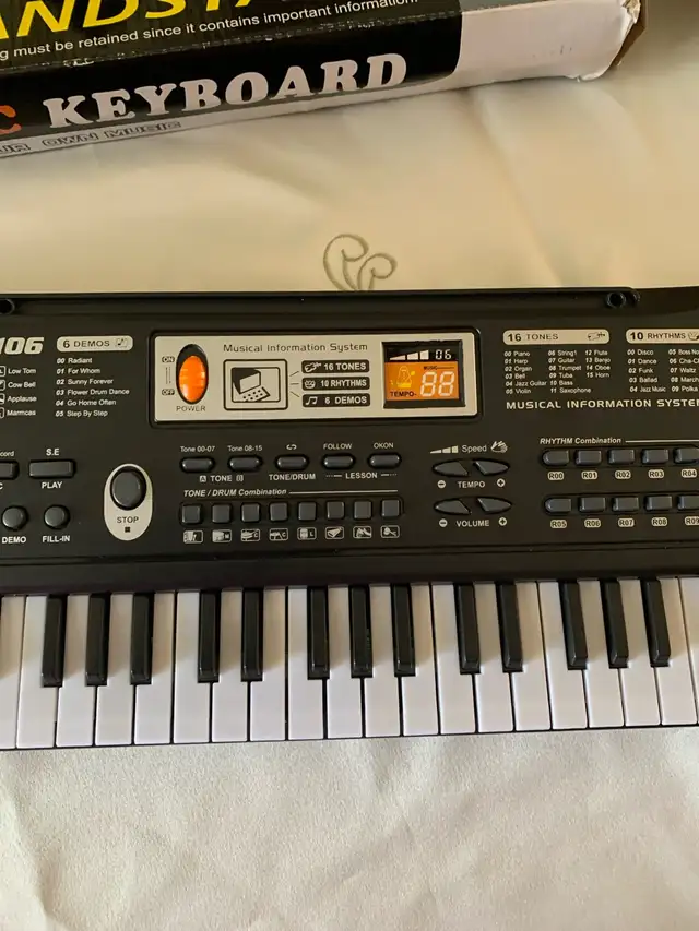 Kids Electronic Keyboard - 61 Key Bandstand in Pianos & Keyboards in City of Toronto - Image 3