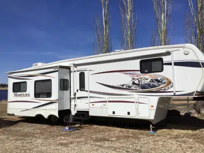 Model 3400 RL- 4 slides (Purchased new, only 1 owner) Kitchen: Corian counters, Double Sinks, 3 burn...