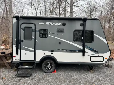 Roulotte hybride Jayco Feather 2016 En excellente condition Nous incluons; Barre de tension BBQ Couv...