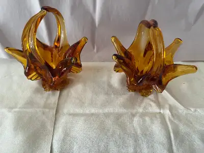 2 AMBER CHALET GLASS BASKETS - 2 PANIERS EN VERRE CHALET AMBRE, View more