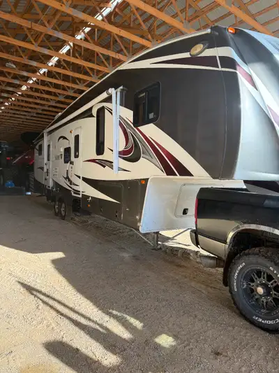 2012 Sabre fifth wheel Electric jacks Power awning Sleeps 11 4 slides Outdoor kitchen 2 bathrooms 2...