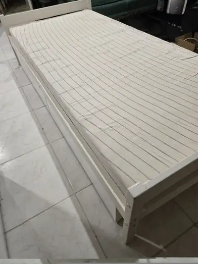 Lit simple usagé avec 2 tiroirs et matelas, View more