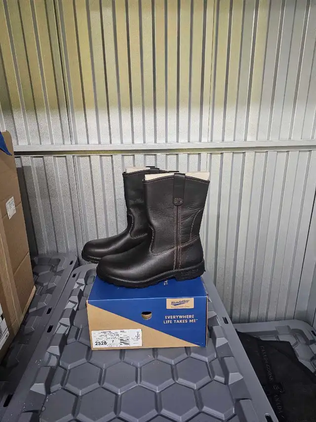 Blundstone Rigger Boots - Claret - Size 10 Women’s in Women's - Shoes in Mississauga / Peel Region - Image 6