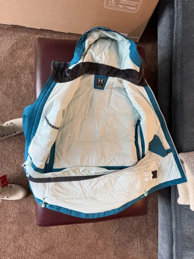 Women’s Size Small Winter Jacket Under Armour Like New in Women's - Tops & Outerwear in Calgary - Image 3