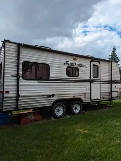 Well maintained tandem axle travel trailer, sofa and dining area can transform into twin and double...