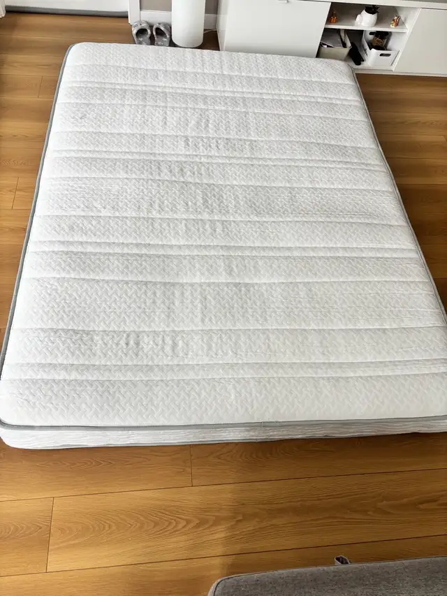 Zinus Queen Mattress - 8 Inch Foam and Spring Hybrid Mattress in Beds & Mattresses in Delta/Surrey/Langley - Image 4
