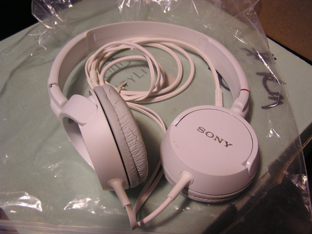 Sony Over-Ear Headphones White in Speakers, Headsets & Mics in London