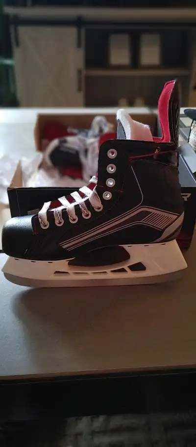 Brand New Bauer Vapor skates Boys/ Men size 5 fits women size 8, View more