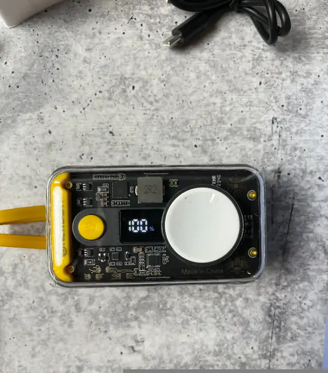 NEWDERY Portable Power Bank 10000mAh (Wireless + USB C + Apple) in General Electronics in Vancouver - Image 4