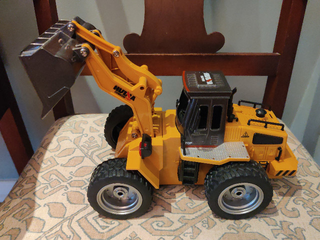 RC Metal Bulldozer Front Loader in Toys & Games in London - Image 3