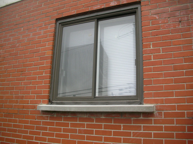 granite, stone, concrete window sill dans Portes, fenêtres et moulures  à Ville de Montréal - Image 2