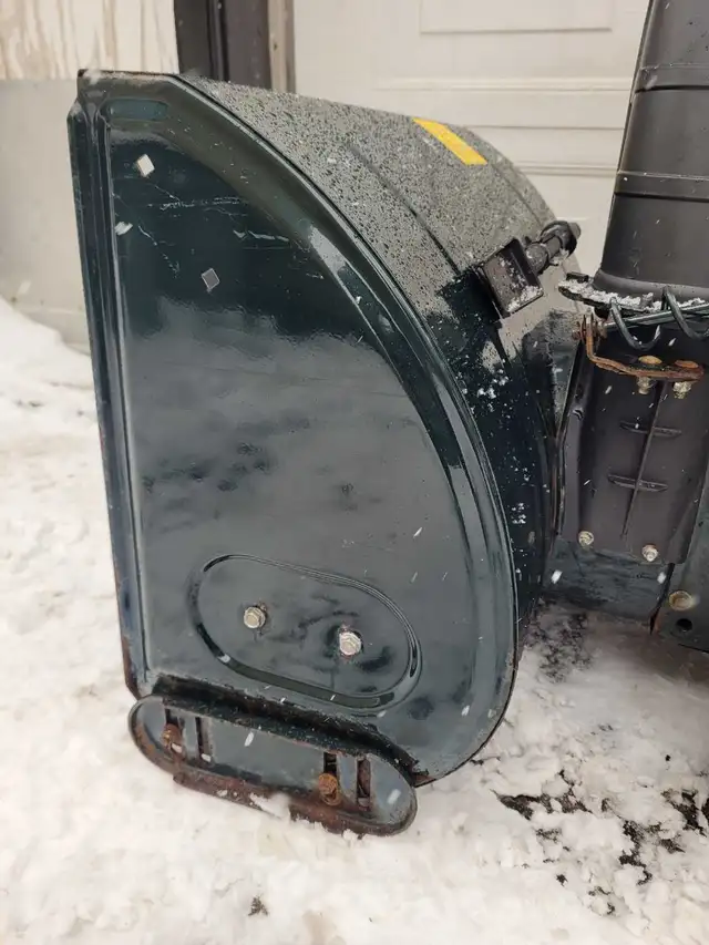 Yardworks 30" snowblower in Snowblowers in Kitchener / Waterloo - Image 8