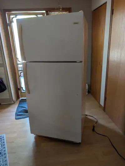 Réfrigérateur usage en bonne condition. Je change car j'ai acheté un nouveau. Pas de livraison