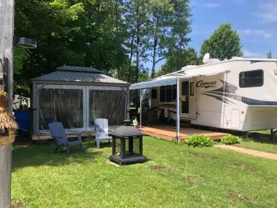 Fifth Wheel Cougar 290EF, 2006, en bonne condition ! peut coucher 6 personnes, 1 chambre lit queen,...