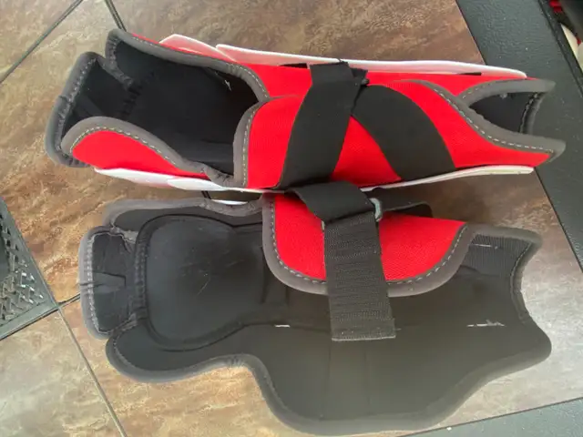 Youth hockey equipment in Hockey in Edmonton - Image 8