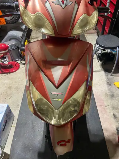 Kick off your carbon-free adventures with this Ecoryder Scooter, a used but reliable ride ready to z...