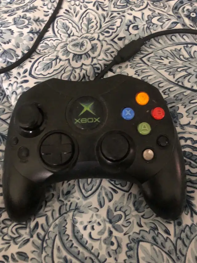 Manette xbox  in Older Generation in City of Montréal - Image 3