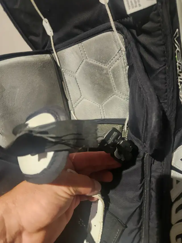 35" + 2 Vaughn Ventus SLR Pro Carbon Goalie Leg Pads (Used) in Hockey in Markham / York Region - Image 5