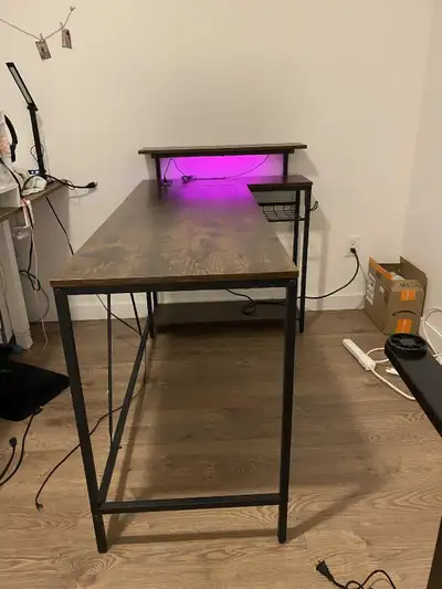 Bureau en L pour ordinateur avec tablette et crochet sur le côté. Lumière RGB incluse et prises de c...