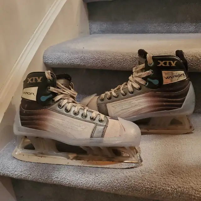 Mens BAUER VAPOR Goalie Skates Shoe Size 9 / Skate Size 7.5 EE in Hockey in Barrie - Image 5
